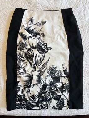 White House Black Market Black & White Floral Design Pencil Skirt Size 6